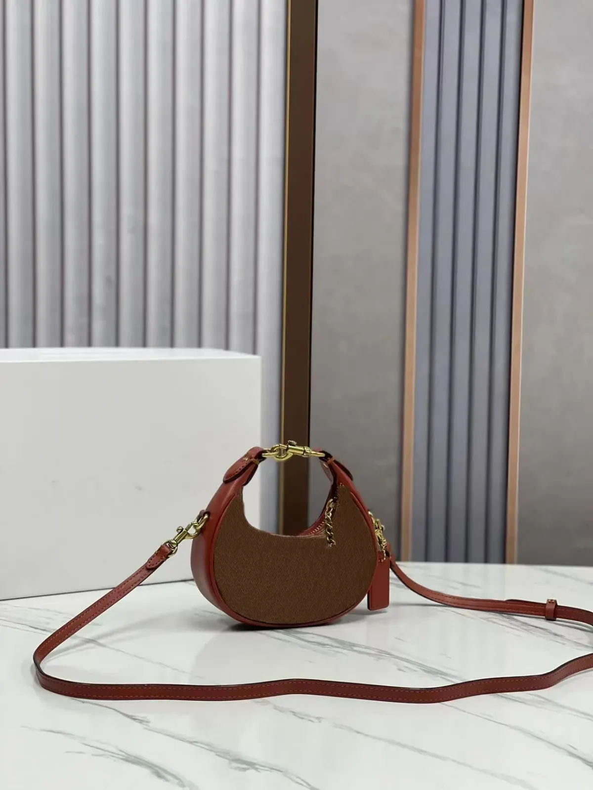Hobo-Handtaschen – Schicke, halbmondförmige Schultertasche mit silberner Hardware, halbmondförmiger Reißverschluss, Handgelenktasche mit langem Riemen aus hochwertigem_voghion.com