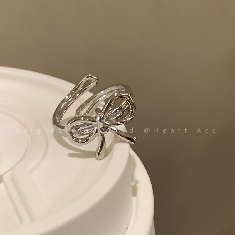 Semplice anello a farfalla cava per donna, anello a farfalla di alta qualità, stile freddo, anello indice di coppia alla moda e sexy_voghion.com