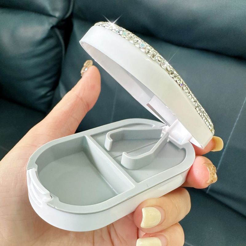 Hochwertiger Pillen-Organizer fürs Auto mit Diamant-Akzent – 18-l-Aufbewahrungsbox im japanischen Stil mit integriertem Tablettenschneider (kompakt, elegant, mit mehreren Fächern)_voghion.com