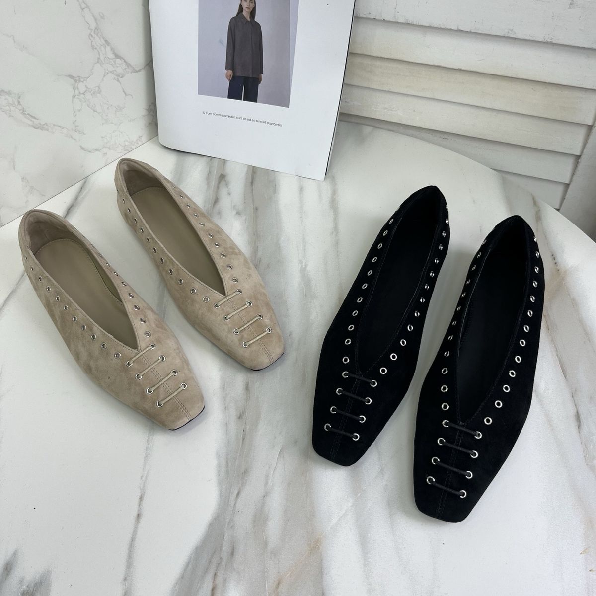 Tot*Em Mocassins plats en daim à bout carré, nouvelle collection, sans étiquette, simples, à la mode, avec bride à rivets et à bouche peu profonde_voghion.com