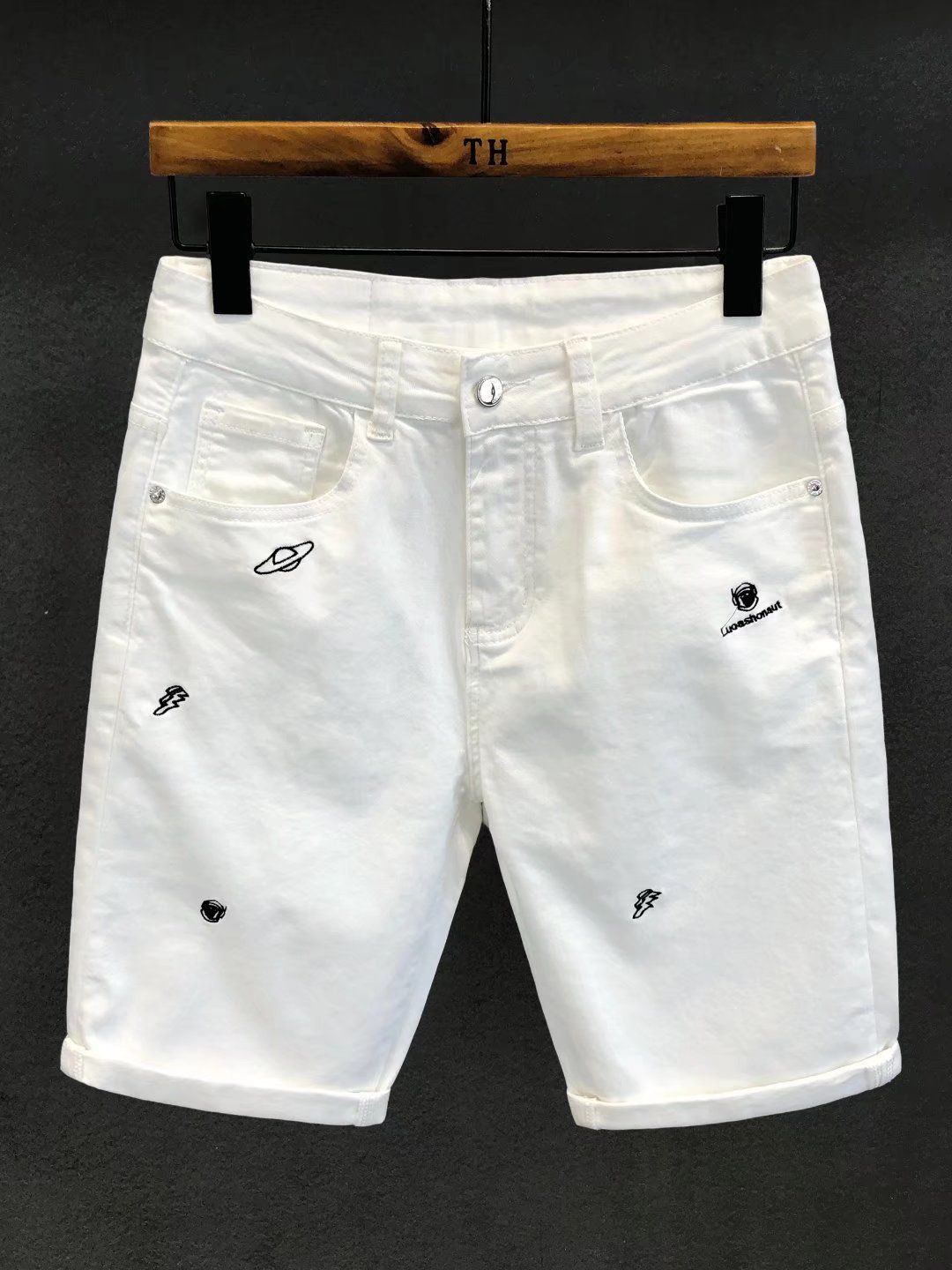 Weiße bestickte Jeans Herren Loose Casual 2023 Sommer Neue Fünf-Punkt-Hose Herren-Shorts Trendy Mittellange Hose_voghion.com