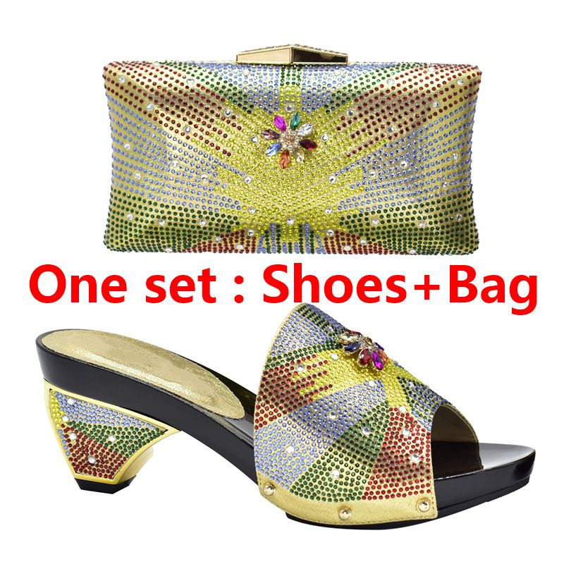 All-in-One-Set aus lässigen, hochhackigen Sandalen mit Rautenmuster und rundem Kopf und Handtasche_voghion.com