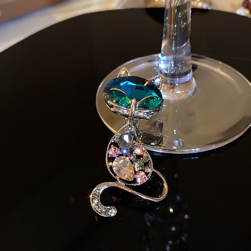 Leichte Luxus-Diamant-Briefbrosche im französischen Stil, modische, elegante, hochwertige Anzugnadel, Nische, leichte Luxus-Neuheiten für Damen_voghion.com