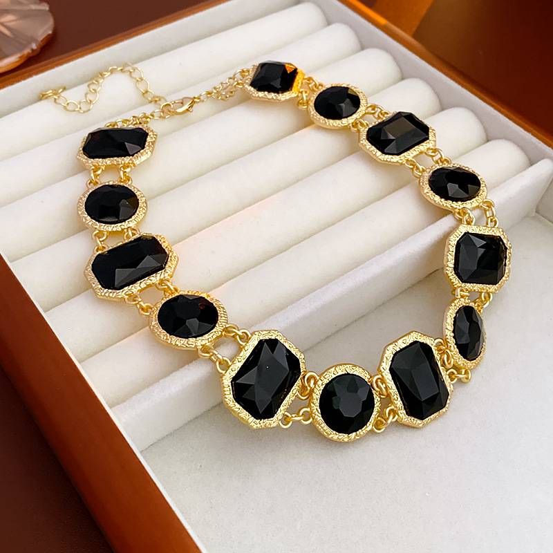 Middle aged black square crystal necklace, retro light luxury, personalized design, versatile temperament, and high-end feeling_voghion.com