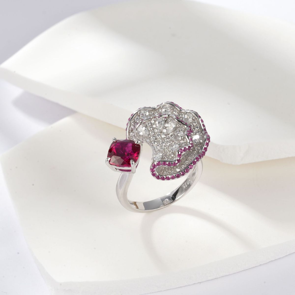 Anello di lusso leggero a forma di ventaglio con smeraldo coltivato intarsiato Anello aperto con pietra preziosa colorata coltivata intarsiata in argento S925 esagerato_voghion.com