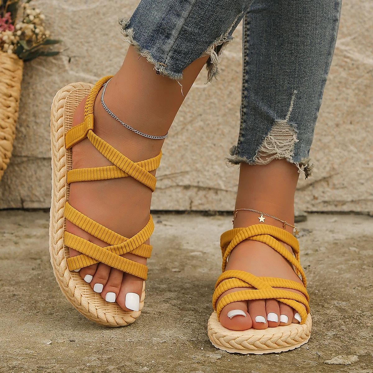 La tendenza della moda femminile antiscivolo indossa comodi sandali piatti da spiaggia per la scuola con suola morbida_voghion.com