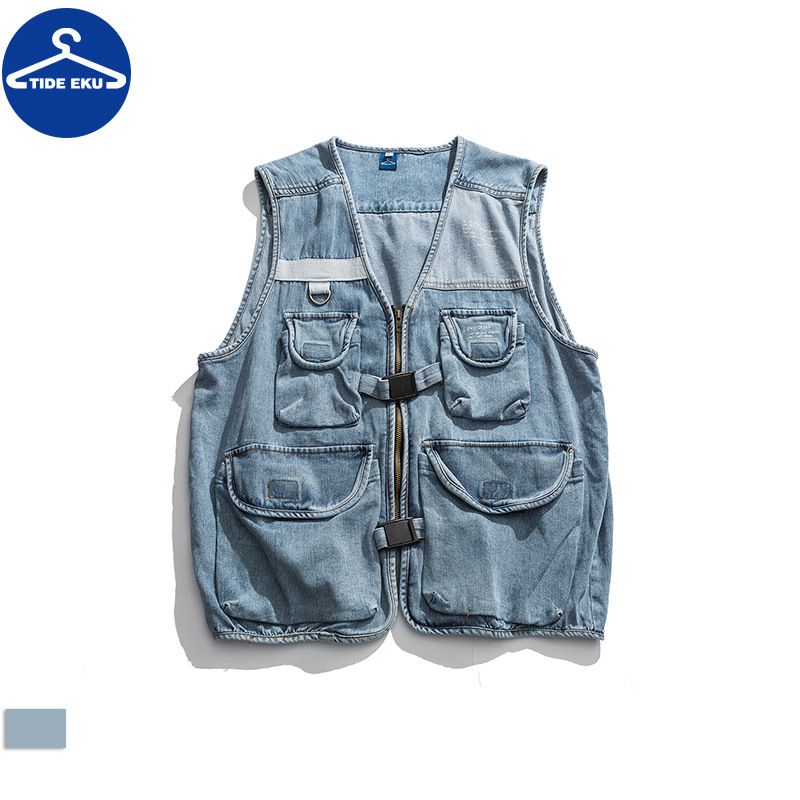 Herrenbekleidung: Denim-Cargoweste für Männer mit V-Ausschnitt, die eine modische Retro-Freizeitjacke mit Reißverschluss und gefalteter Weste trägt_voghion.com