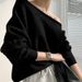 Maglione oversize da donna in mohair con design a spalle scoperte, orlo asimmetrico e vestibilità comoda, perfetto per l'abbigliamento casual e da ufficio._voghion.com