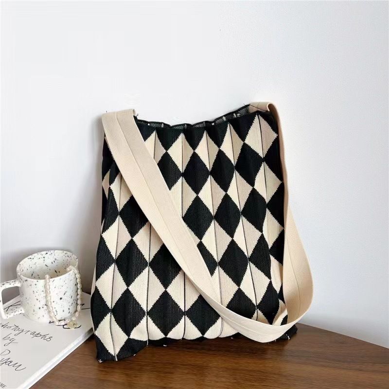 Sac de voyage simple pour femme, sac tricoté, sac plissé, sac à bandoulière en losange noir et blanc, sac plissé en orgue tricoté tout-assorti à la mode_voghion.com