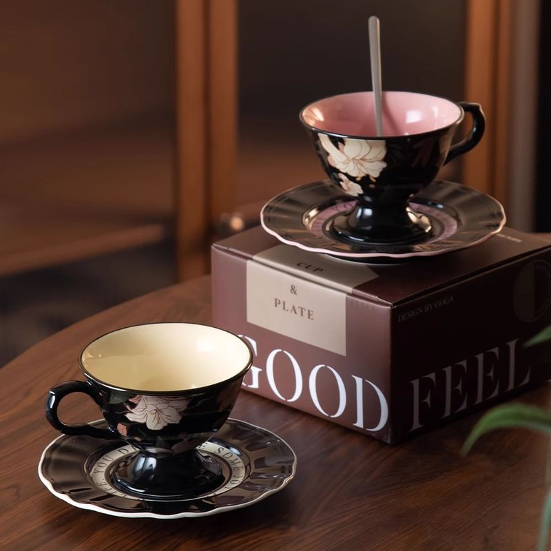 Lichte luxe keramische koffiekopjesset, nis retro koffiekopjesbord met hoge voet, hoogwaardige afternoon tea-kopjesgeschenkdoosset_voghion.com