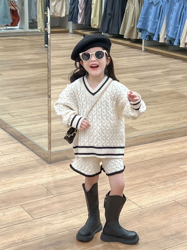 Pomlad 2024 Nova korejska otroška oblačila Dekliški pulover z V-izrezom, ocvrti testeni zavoji, pulover + kratke hlače, 2-delni komplet_voghion.com