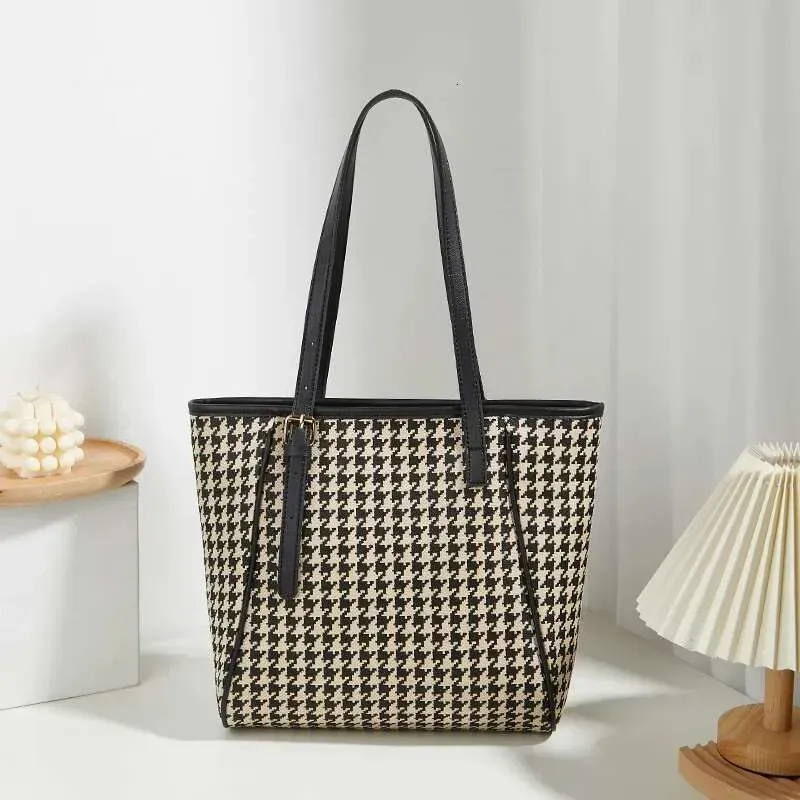 Designer 2025 2024 New Fashion Design, Niche Handbag Basket, Hand-Held Commuter Tote With Black And White Rhombus Bag_voghion.com
