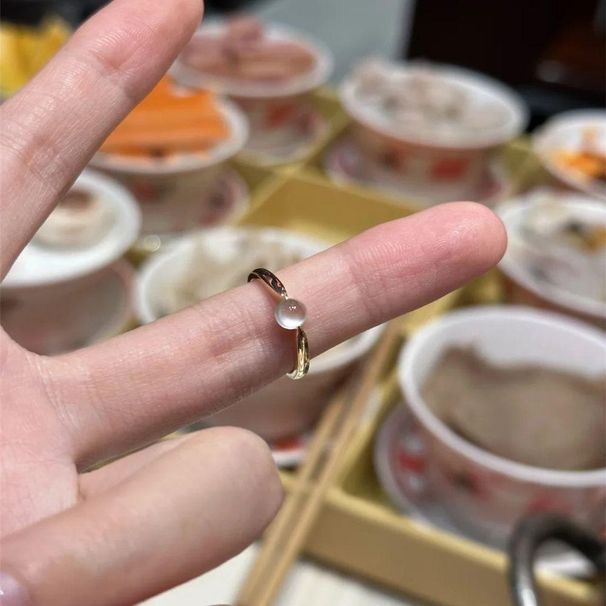 Una fontana di pace ~ Calcedonio bianco trasparente con cabochon in stile cinese, nuovo, di alta qualità, in oro chiaro_voghion.com