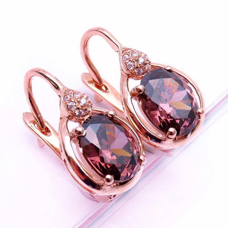 Orecchini da donna placcati in oro viola con zirconi fumé intarsiati in oro rosa lucido alla moda_voghion.com