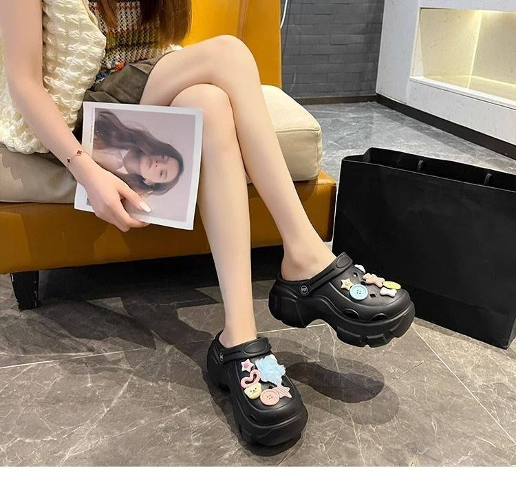 2025 The New Type Of Clogs Are A Fashionable And Trendy Breathable Flip-flops For Women To Wear In Summer. They Are Thick-soled, Cute And Anti-slip_voghion.com