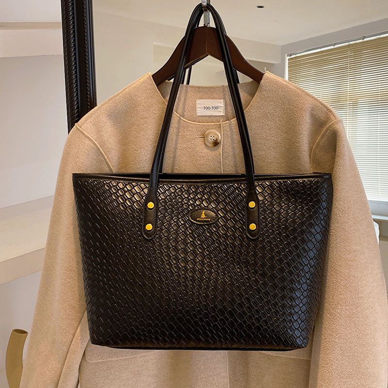 Unique de haute qualité 2023 automne et hiver nouveau sac fourre-tout de grande capacité sac à main en trois dimensions sac sous les bras avec sac à main de style étranger_voghion.com