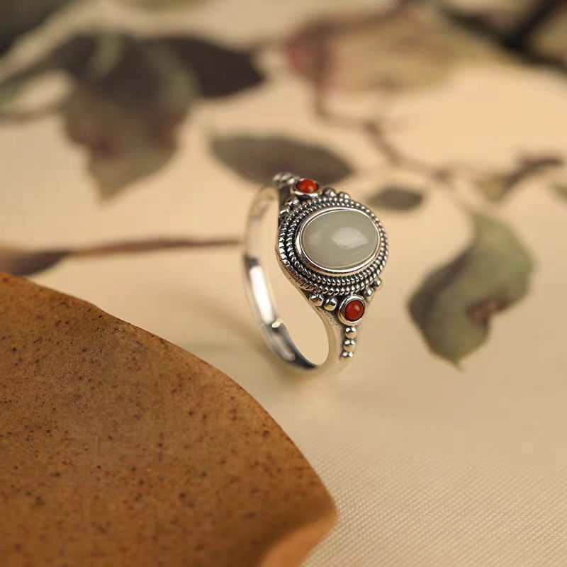 Ciondolo in argento S con abbellimento a pois in argento puro, faccia d'uovo intarsiata rosso sud con ricciolo aperto, stile etnico vintage da donna_voghion.com