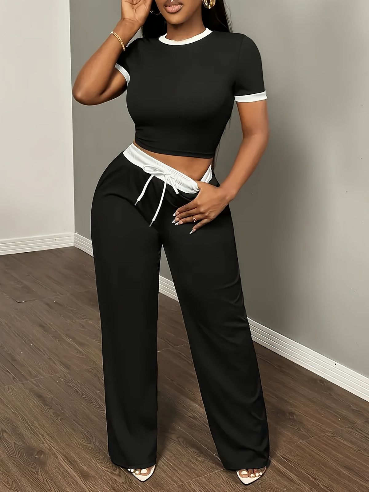 Zweiteiliges Set für Damenbekleidung in Kontrastfarbe, schmales kurzärmliges Oberteil und Hose_voghion.com