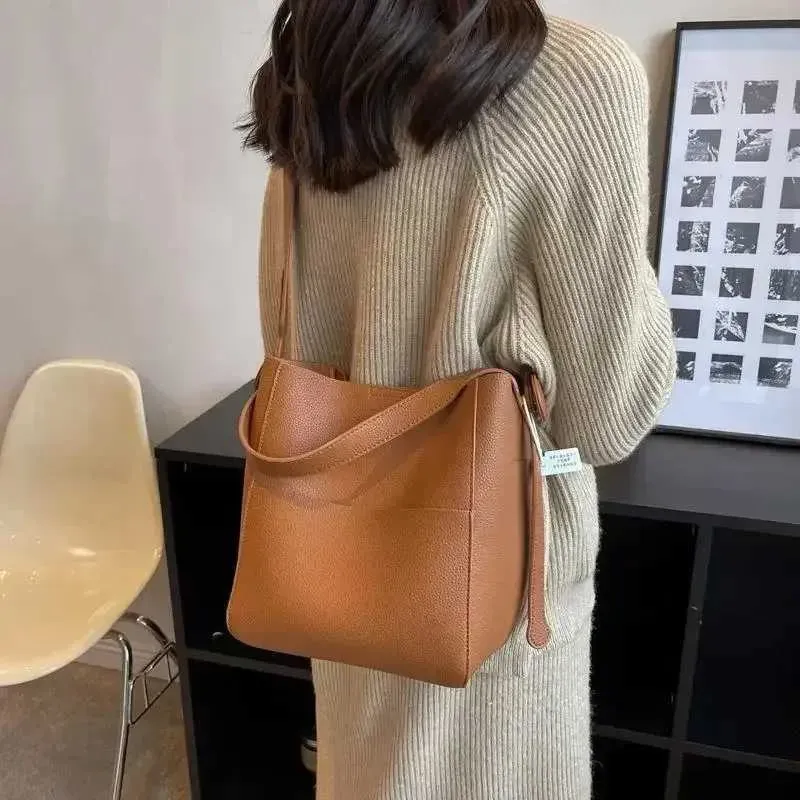 Dames bucket shoulder 2024 vrouwelijke designer trend kleine leren cross body tas portemonnee en handtas Y241121_voghion.com