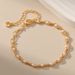 Pulsera de perlas sintéticas pequeñas de oro real bañada en latón con estilo elegante y textura de mano_voghion.com