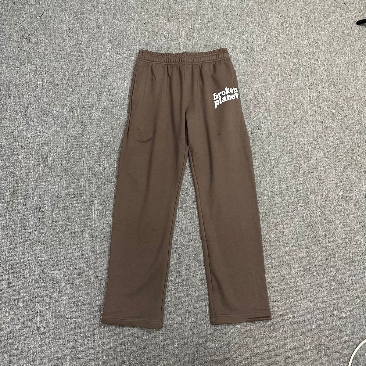 Herrenbekleidungsmarke Broken Plantet Trainingsanzug Kaffeefarbener Kapuzenpullover mit Aufdruck aus Frotteeschaum_voghion.com