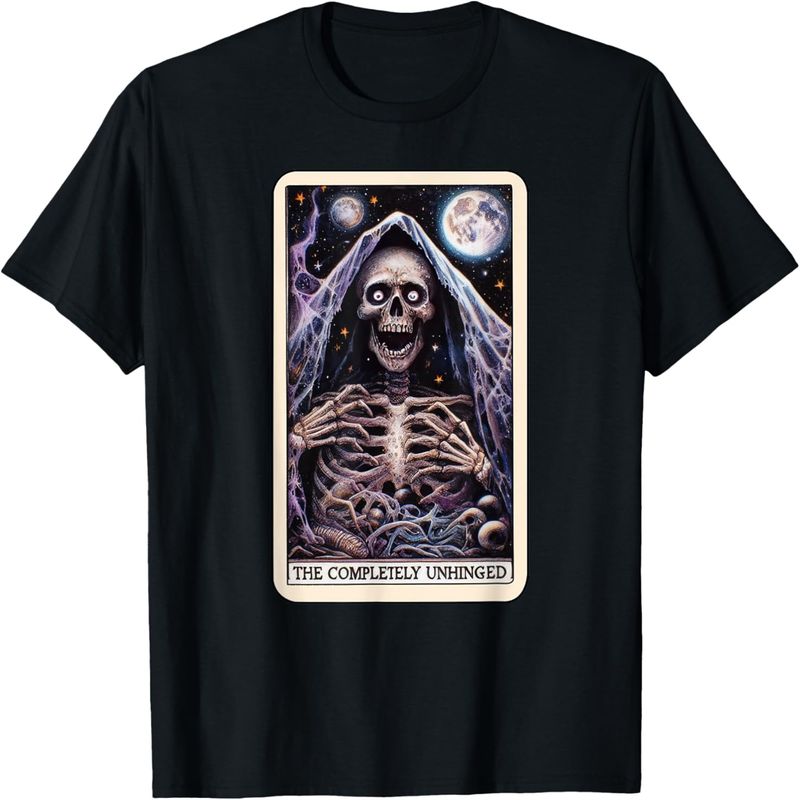 Engraçado. Camiseta com a carta de tarô completamente desequilibrada._voghion.com