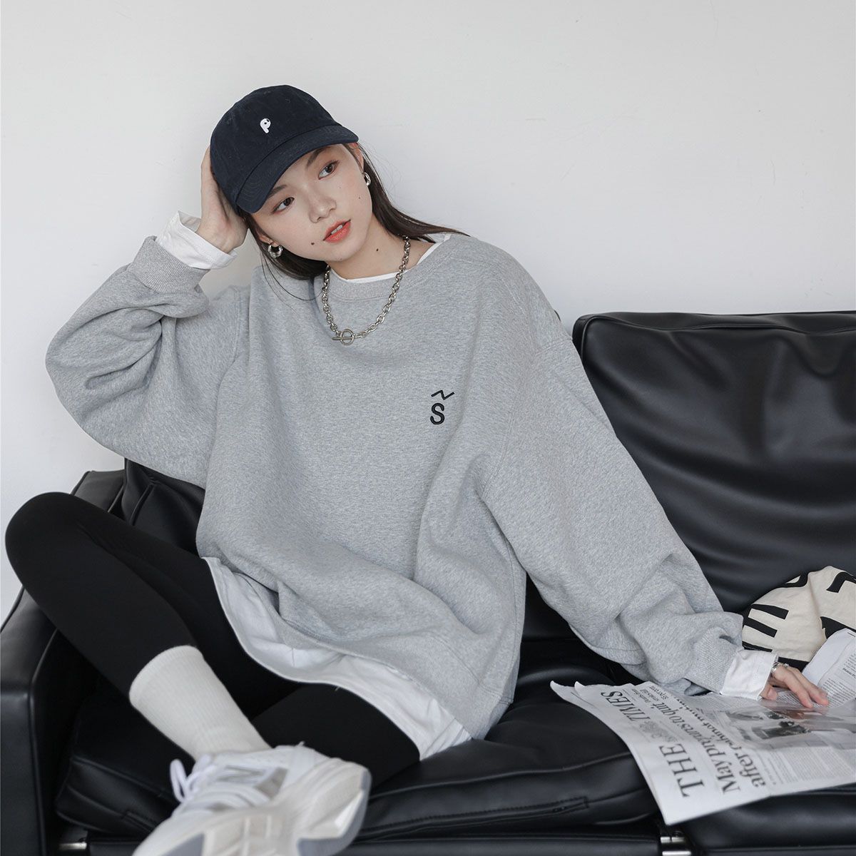 Løs, broderet hættetrøje i to dele i doven stil_voghion.com