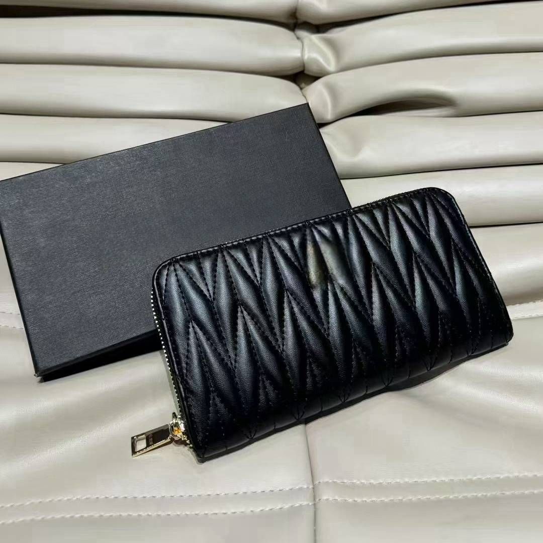 Portafoglio classico in metallo con micro-etichetta e fermasoldi da donna_voghion.com