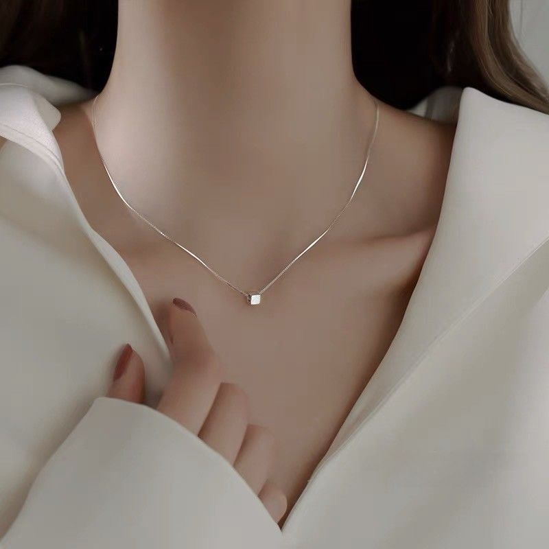 Nuovo ciondolo quadrato geometrico semplice e fresco fatto a mano su collana Design Senso Collana corta Catena clavicola Regalo per le donne_voghion.com