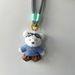 Portachiavi a forma di orsetto soffice in stile coreano - Grazioso ciondolo a forma di animale di peluche, accessorio alla moda e adorabile per zaini, borse, regali (design dell'orso bianco pilota)_voghion.com