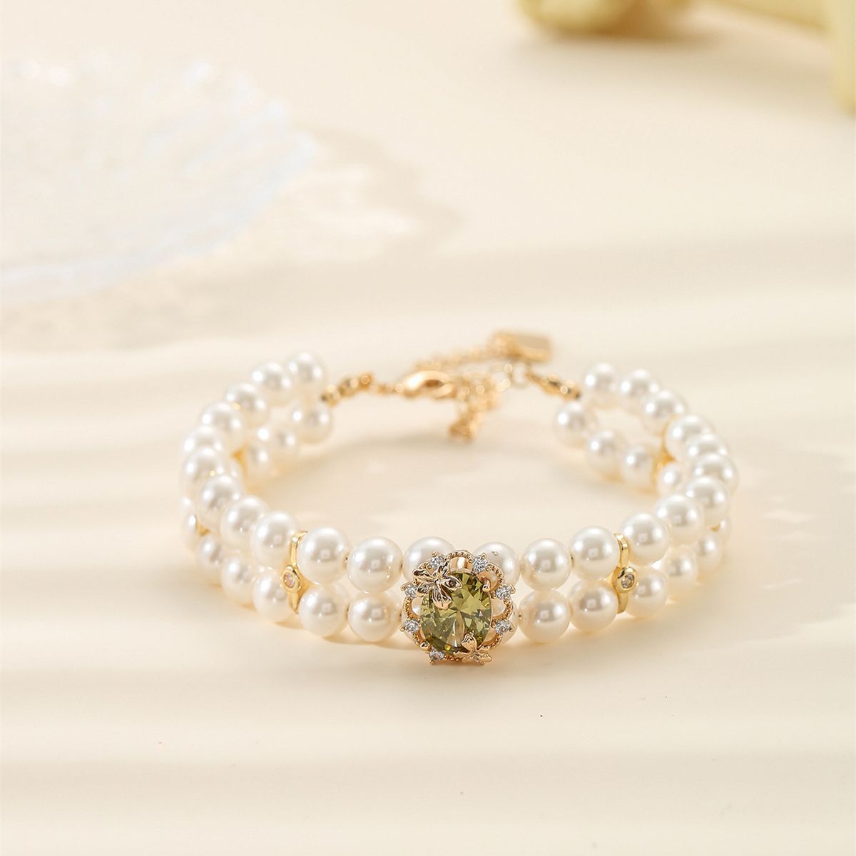 Buntes, mit Edelsteinen eingelegtes, mehrreihiges Perlenarmband in olivgrünem Zirkonia_voghion.com