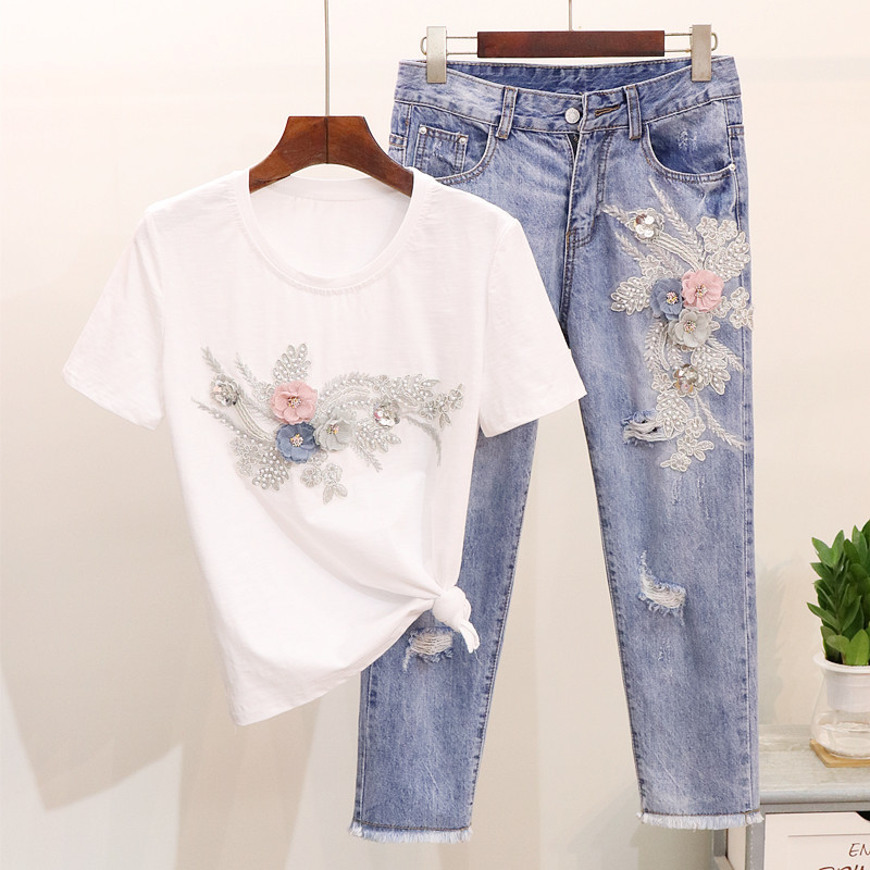 Dame T-skjorte med broderi, perler og paljetter, tredimensjonal blomsterprint + rippede nipunktsjeans_voghion.com