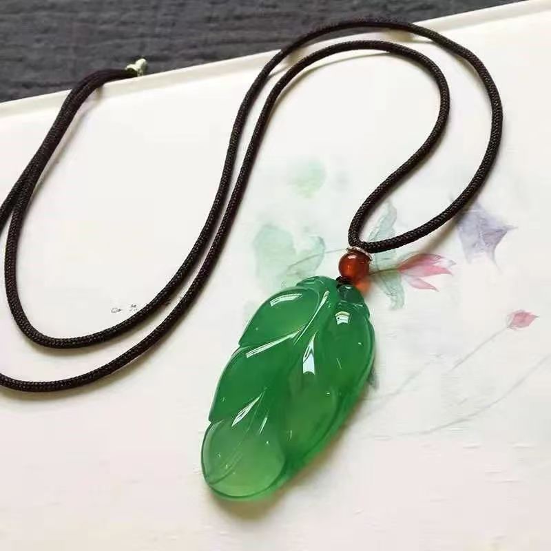 Ice-grade Jasperite Jade-green Leaf Pendant, Green Jasperite Pendant, Jade Necklace, Golden Plumage And Jade Leaves._voghion.com