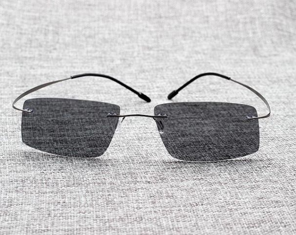 Gli occhiali da sole da uomo con montatura in titanio da guida polarizzata stile Matrix_voghion.com