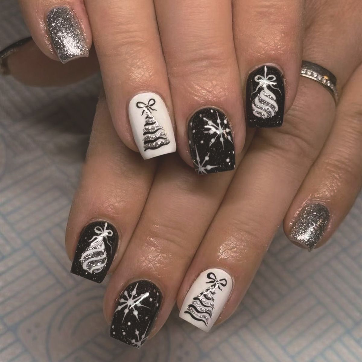 Künstliche Nägel, hochwertiges schwarz-weiß-graues Glitzer-Design, kurz, quadratisch, Weihnachtsbaum, Schneeflocke, Hortensie, Weihnachts-Winterkleidung, Nagelkunst, Nagelspitzen_voghion.com