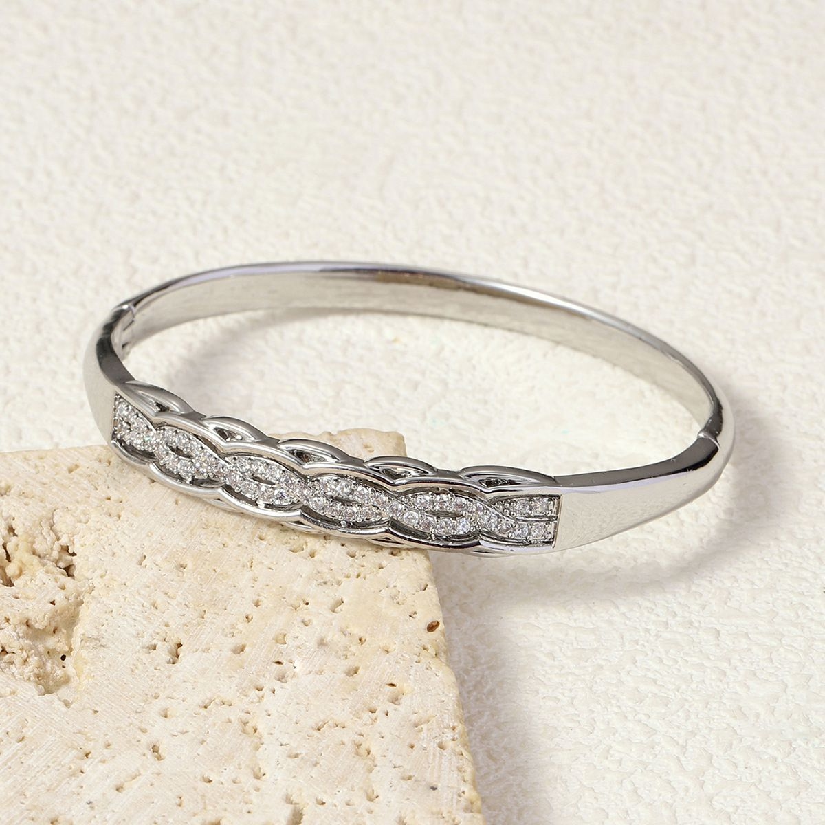 Damenschmuck, eleganter Armreif mit Schlangendesign und Zirkonia, mit sicherem Verschluss, trendigem Netzmuster für den Alltag oder besondere Anlässe_voghion.com