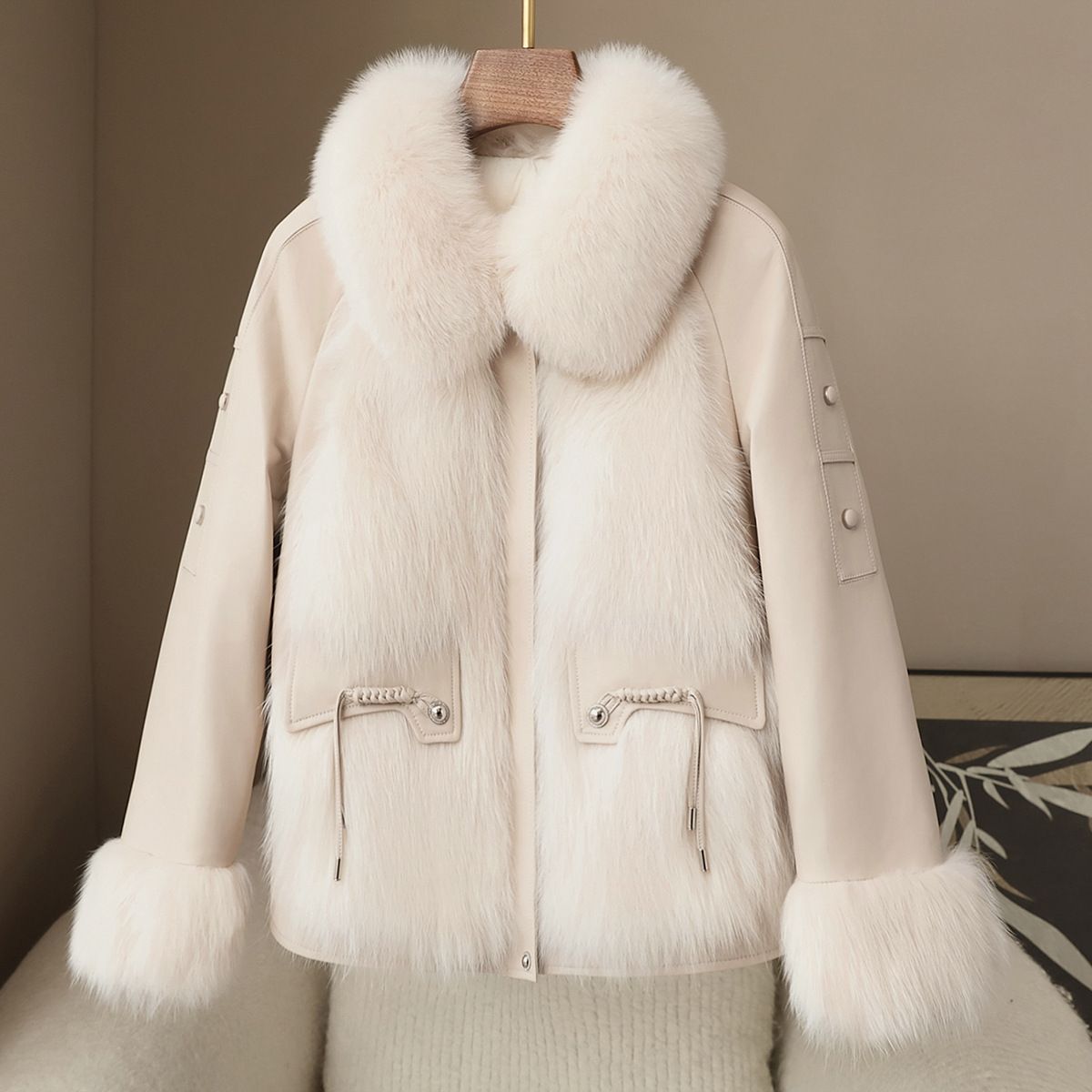Piumino di lusso in pelliccia di volpe patchwork per donna – Cappotto invernale caldo con dettagli in pelle di pecora (bianco avorio, M-XL)_voghion.com