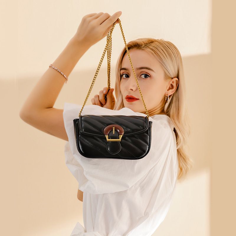 2023 Nuova borsa a tracolla di lusso leggera di piccola fragranza alla moda Borsa piccola piccola con design a catena con filo da ricamo di nicchia_voghion.com
