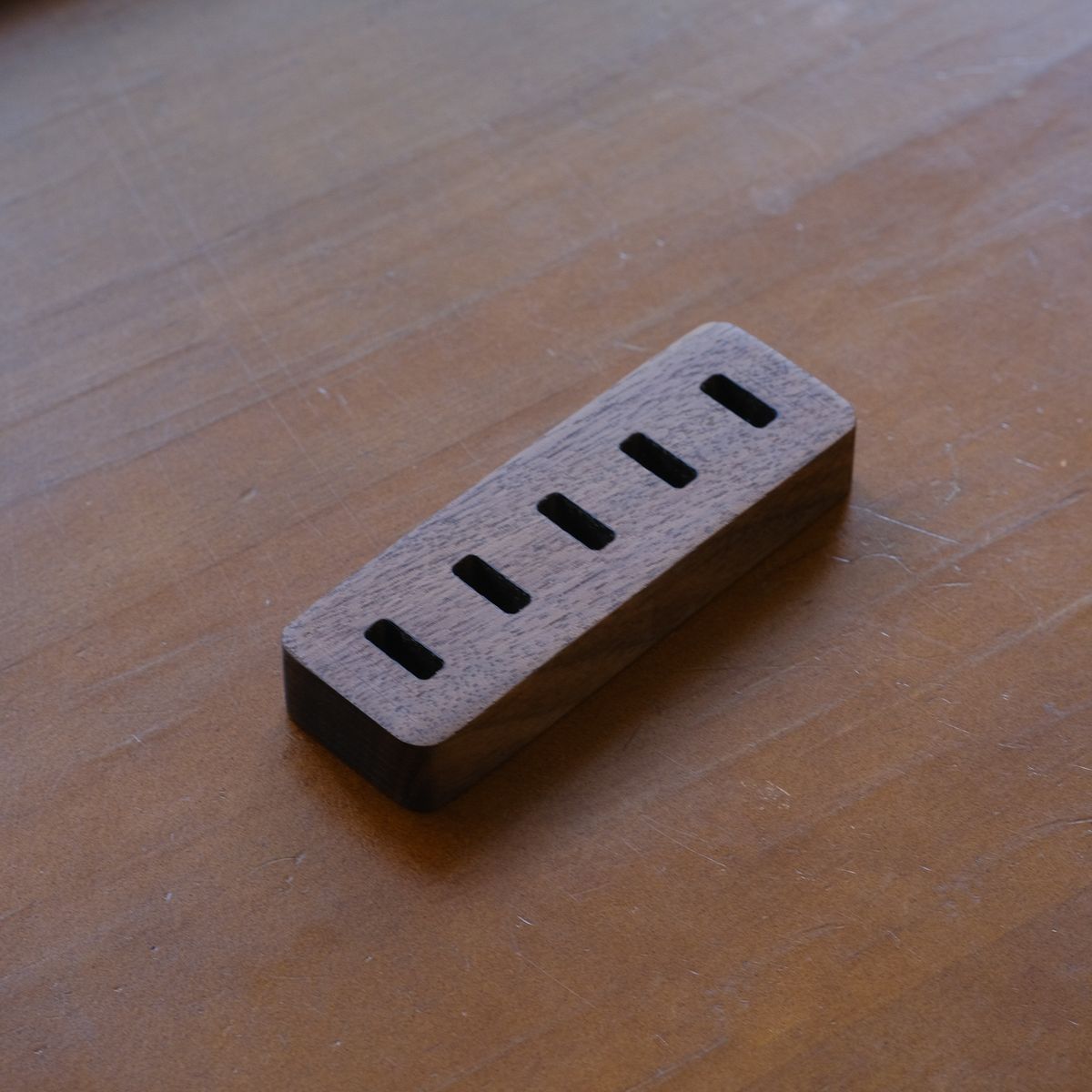 Lyömätön laatu Su Zhi -massiivipuusta valmistettu SD-muistikortti, TF-muistikortti, U-levy, Type-C-portti, matkapuhelinkorttien säilytyspaikka, ruusupuu, pähkinäpuu_voghion.com