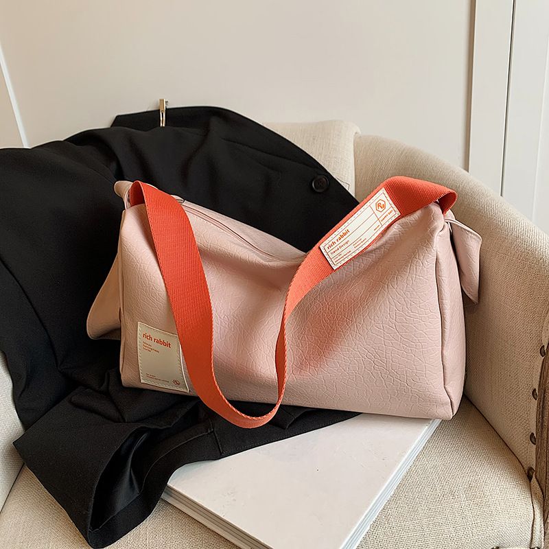 2024 New Fashionable Large Capacity Toast Pillow Bag Color Contrasting Trendy Wide Shoulder Strap Crossbody Bag_voghion.com