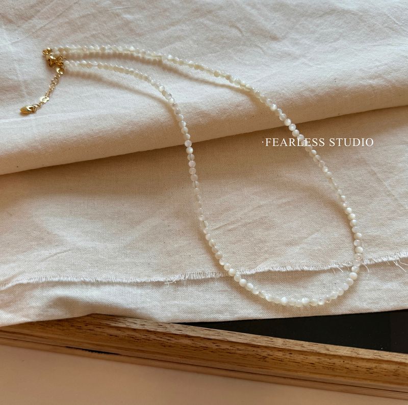 Collana girocollo a strati con perline fatte a mano in madreperla bianca e agata rossa, per donna_voghion.com