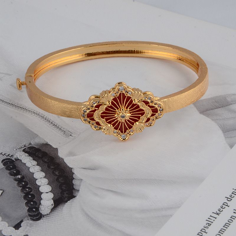 Designer Light Luxury White Fritiri Double Flower Four-leaf Clover Open Bracelet Women Italian Brushed Design Gold Bracelet Jewelry_voghion.com