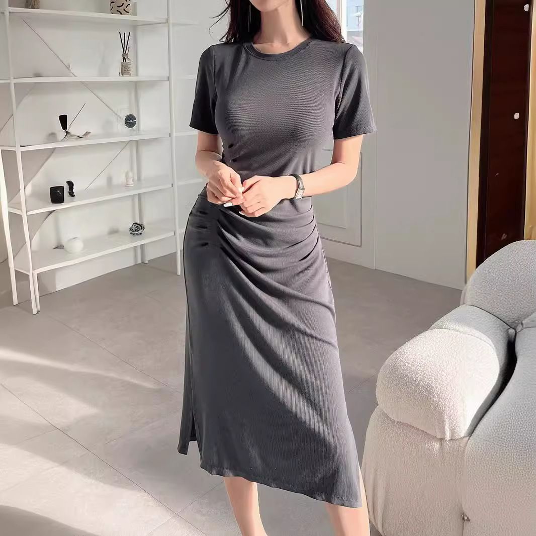 Kurzärmliges schwarzes Kleid für Damen im Sommer 2025, das ein Gefühl von Luxus ausstrahlt und mit einer taillierten Taille schlank macht. Lässig_voghion.com