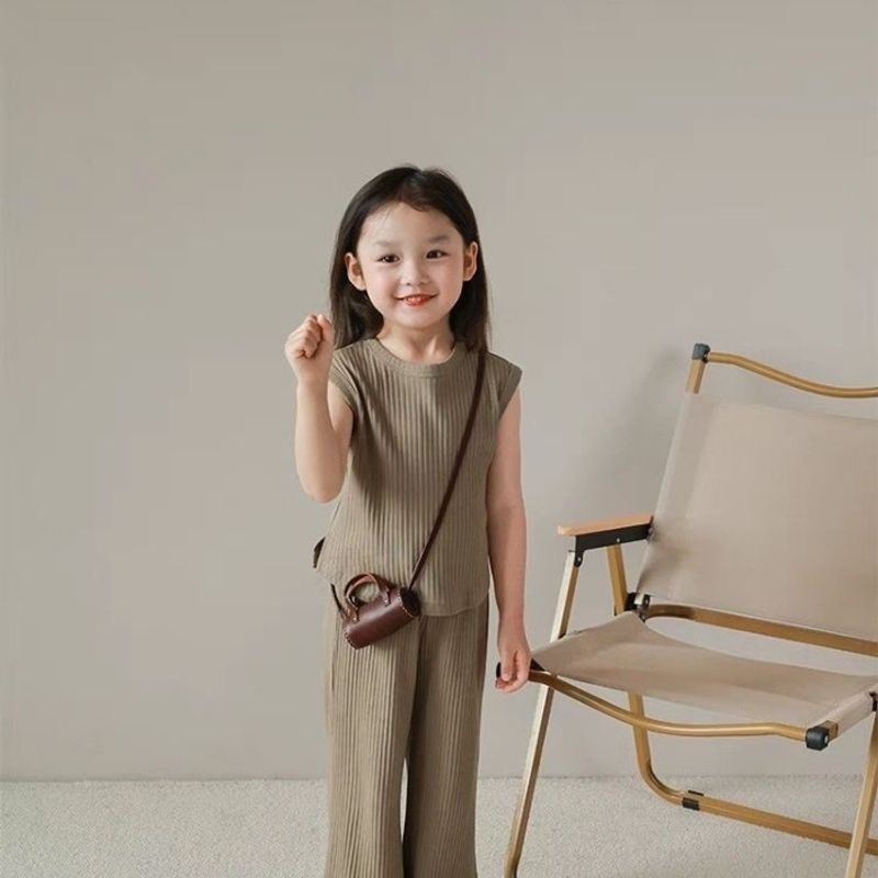 Vestito estivo per ragazze 2024 Nuovo set casual da due pezzi con canotta e pantaloni senza maniche in filo di ghiaccio di piccole e medie dimensioni_voghion.com