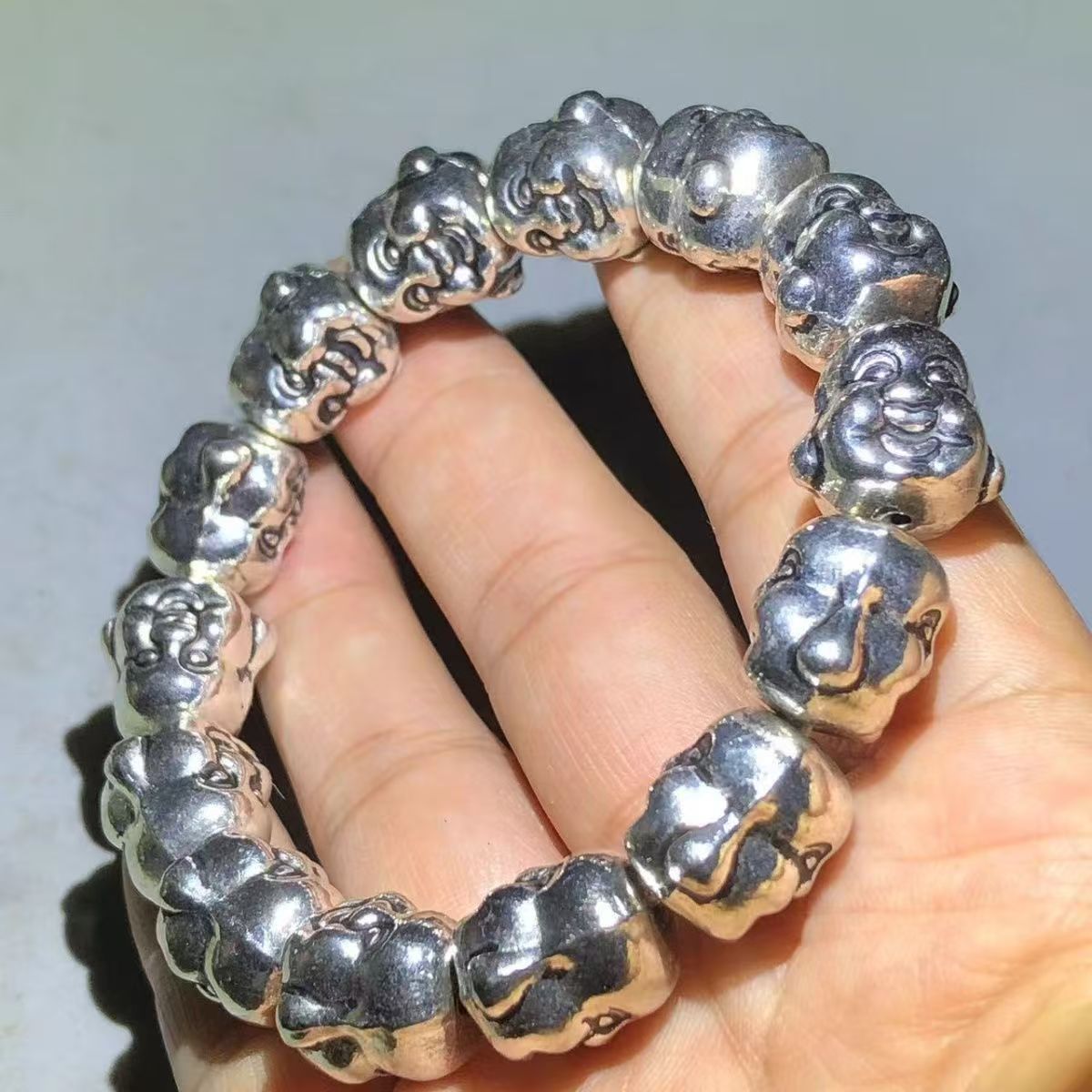 Collection en gros d'antiquités : bracelets, pendentifs, colliers et objets décoratifs de style européen en argent représentant des têtes de Bouddha._voghion.com