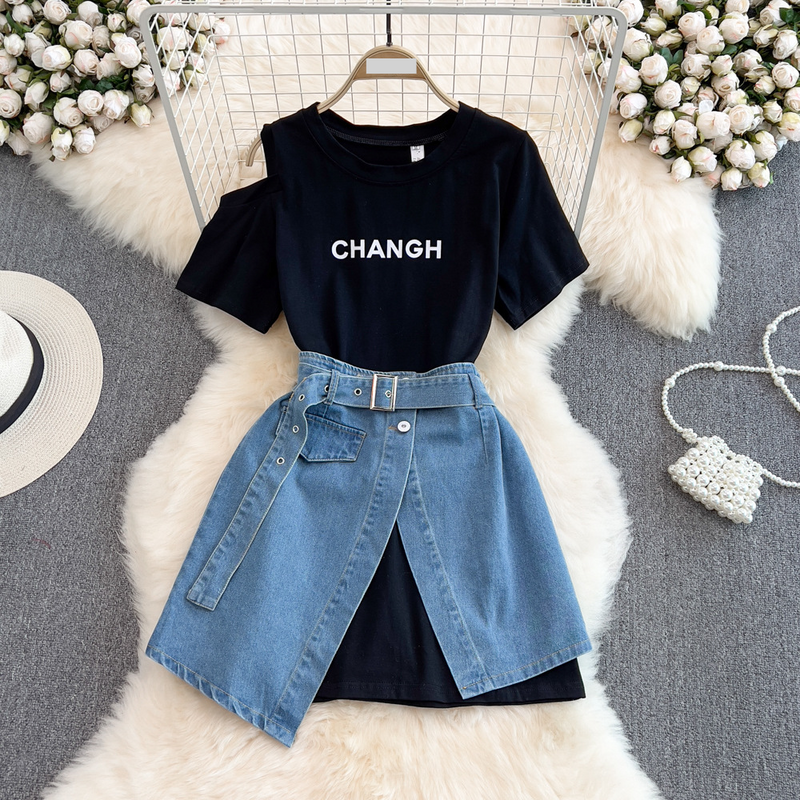 Damenbekleidung Rundhalsausschnitt, schulterfrei, mittellanges T-Shirt, mehrlagiger kurzärmeliger zweiteiliger Anzug, hoch taillierter Jeansrock für den Sommer_voghion.com