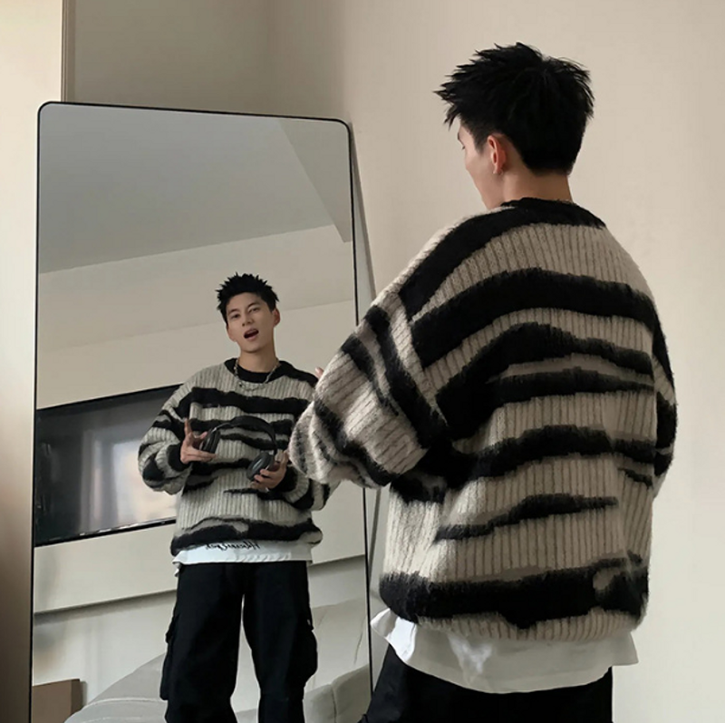 New Lazy Style Retro Stripe Design Black and White Jacket Knitted Sweater Thickened Sweater Men's Fashion Wool Winter_voghion.com