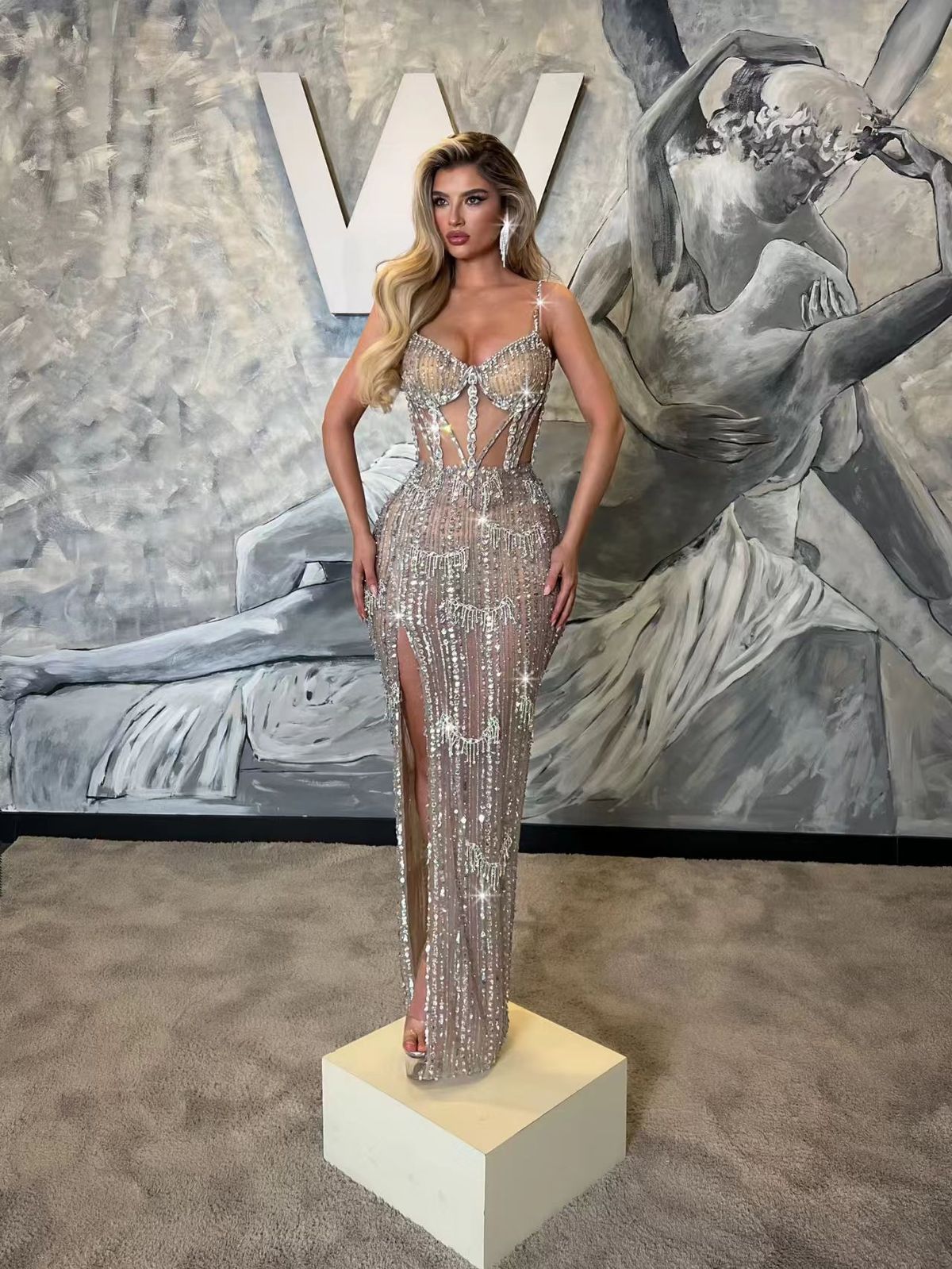 Elegantes, mit Pailletten verziertes, figurbetontes Abendkleid mit hohem Schlitz für Partys und Bankette – tiefer V-Ausschnitt und glamouröse Passform_voghion.com