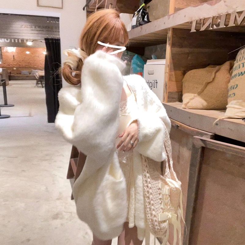 Anfang 2025 Neuer weißer fauler High-End-Pullovermantel für Frauen Herbst-Outfit flauschiges Strickjacke-Oberteil_voghion.com