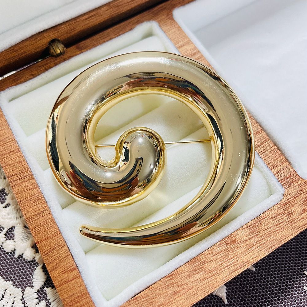 Spiralförmige Metallbrosche, Wirbelnadel, strukturiert, übertriebene Schneckenform, schlichter, kreativer Damenschmuck_voghion.com